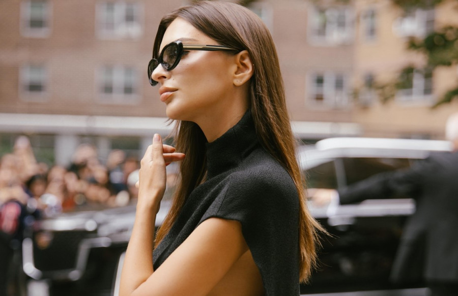 Το μινιμαλιστικό μικρό φόρεμα των ‘90s κάνει δυναμικό comeback (και ταιριάζει με τα πάντα)