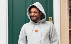 Σταύρος Σβήγκος: Η σχέση του με τη Showbiz, η συμβίωση με τη Γιολάντα Καλογεροπούλου και τι τον απωθεί στη δουλειά του