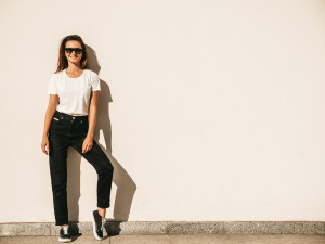 Πώς να μετατρέψεις ένα απλό outfit με τζιν παντελόνι και t-shirt από casual σε chic