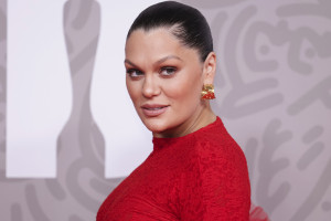 Jessie J: Η τραγουδίστρια ανακοίνωσε με βίντεο ότι βρίσκεται σε ύφεση από τον καρκίνο του μαστού