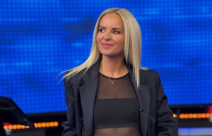 Μαρία Μπεκατώρου: Ατενίζει το απέραντο γαλάζιο σε έναν κρυμμένο «παράδεισο» που θυμίζει νησί, μόλις 1,5 ώρα από την Αθήνα