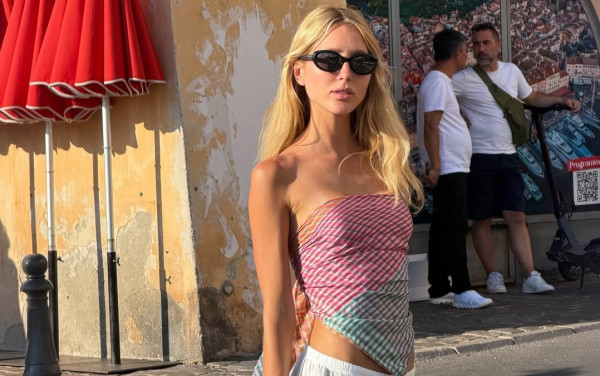 Silk scarf top: Το αγαπημένο trend των fashion girls επιστρέφει κι η Ολυμπία σου δείχνει πώς να το βάλεις κι εσύ