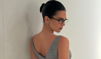 Η Kendall Jenner φόρεσε ένα λαμπερό micro-mini στην καινούργια ταινία της Gucci