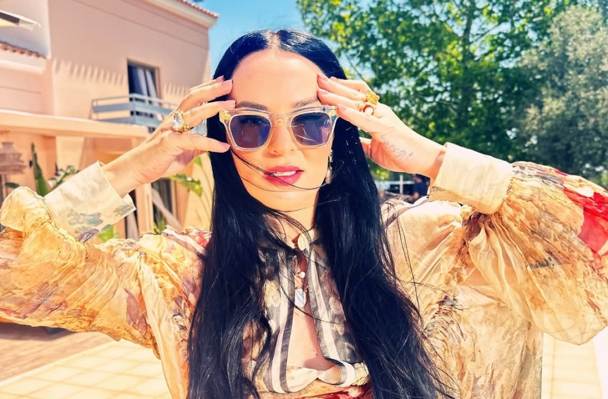 Ζενεβιέβ Μαζαρί: Έδωσε «πληρωμένες» απαντήσεις σε σχόλια για τη μύτη της και το καλάμι που έχει καβαλήσει