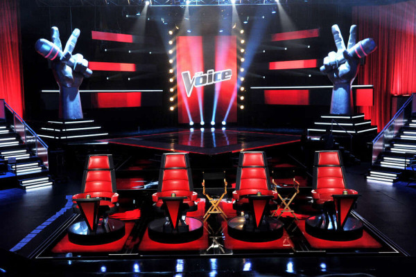 The Voice: Γύρισε την καρέκλα του και αντίκρισε τη γυναίκα του και η έκπληξη τον έκανε να δακρύσει