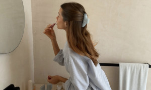 Τα «soft focus lips» είναι η μεγαλύτερη τάση του καλοκαιριού και ο makeup artist των celebrities αποκαλύπτει την τεχνική