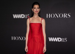 Η Anne Hathaway φωτίζει τη Νέα Υόρκη με τα μακριά, λαμπερά μαλλιά και τα κόκκινα χείλη της