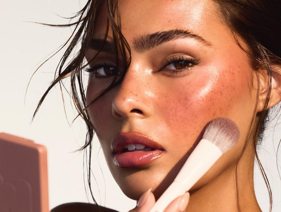 Το «mochi makeup» trend που είδαμε στις πασαρέλες υπόσχεται λιγότερο μακιγιάζ αλλά ακόμη περισσότερη λάμψη