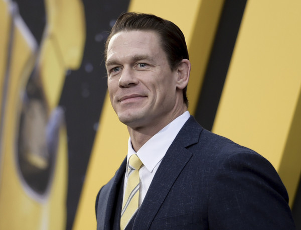 Ο John Cena μιλάει ανοιχτά για την αραίωση μαλλιών, την προστασία από τον ήλιο και άλλα