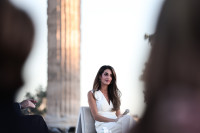 Η Amal Clooney επανέφερε το λευκό παντελόνι για το φθινόπωρο με έμπνευση από τις μεγάλες ντίβες του Χόλιγουντ