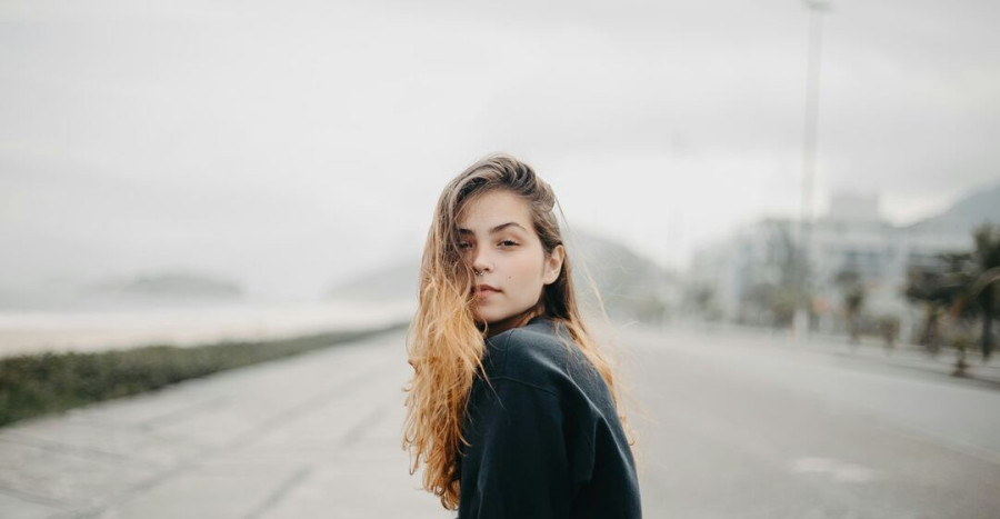 Γιατί είναι δύσκολο να εκφράζουμε τα συναισθήματά μας και πώς μπορούμε να το αλλάξουμε