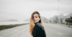 Γιατί είναι δύσκολο να εκφράζουμε τα συναισθήματά μας και πώς μπορούμε να το αλλάξουμε