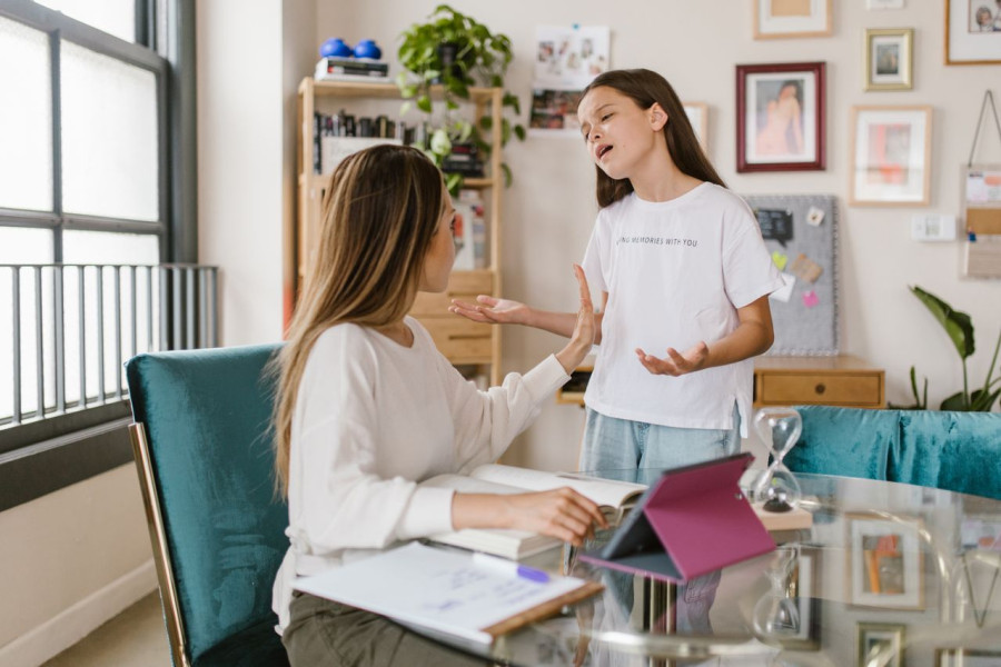 Το παιδί γυρίζει από το σχολείο και «ξεσπάει» στο σπίτι; Τι μπορεί να κρύβεται πίσω από αυτή τη συμπεριφορά