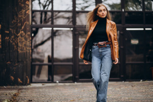 Τα it girls ξέρουν ότι αυτό το anti-trend χρώμα παπουτσιών δείχνει καλύτερα με τζιν