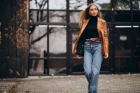 Τα it girls ξέρουν ότι αυτό το anti-trend χρώμα παπουτσιών δείχνει καλύτερα με τζιν