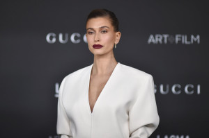 Η Hailey Bieber ανήκει στο no mascara team και εμείς ακολουθούμε