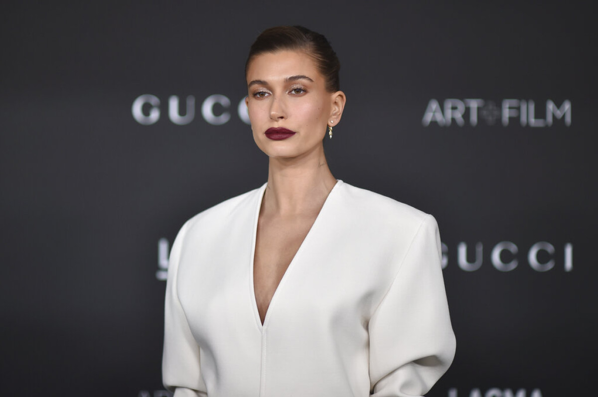 Η Hailey Bieber ανήκει στο no mascara team και εμείς ακολουθούμε