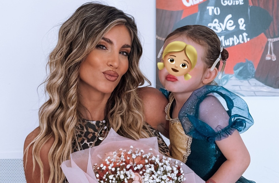 Αθηνά Οικονομάκου: Έχει κάνει την κόρη της σαν...τα μούτρα της και -δικαίως- καμαρώνει..