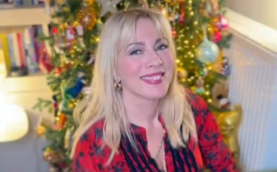 Σμαράγδα Καρύδη: Βόλτα στο Παρίσι σέρνοντας ένα χριστουγεννιάτικο δέντρο... Ανεκτίμητο