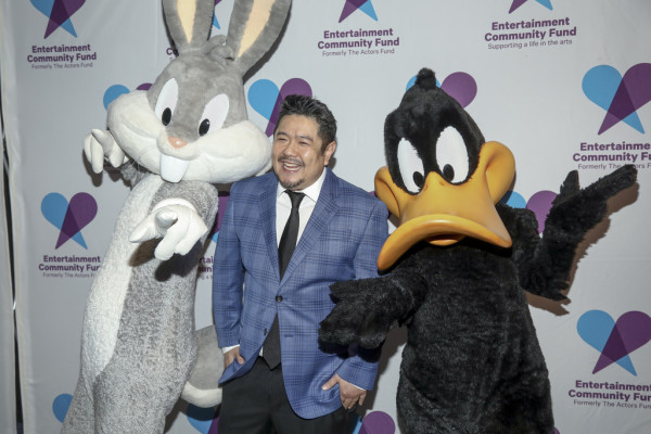 Πέθανε στα 46 του ο Eric Bauza, η φωνή του Bugs Bunny και του Daffy Duck