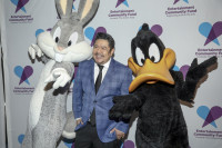 Πέθανε στα 46 του ο Eric Bauza, η φωνή του Bugs Bunny και του Daffy Duck