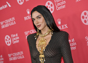 Στο Παρίσι, η Dua Lipa αναβαθμίζει τον sleek κότσο στο απόλυτο effortless χτένισμα