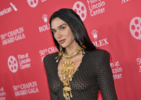 Στο Παρίσι, η Dua Lipa αναβαθμίζει τον sleek κότσο στο απόλυτο effortless χτένισμα