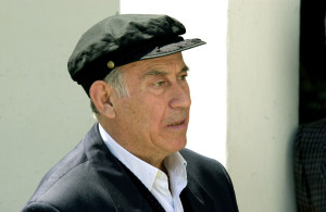 Blast from the past: Όταν ο Θανάσης Βέγγος έκοβε βασιλόπιτα στα γυρίσματα του Παπατρέχα, στην είσοδο πολυκατοικίας στο Παγκράτι