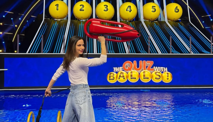 Κατερίνα Γερονικολού: Ποζάρει αλά Baywatch στο πλατό του νέου παιχνιδιού που θα παρουσιάζει ο Γιάννης Τσιμιτσέλης