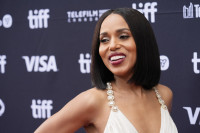 Το sleek bun της Kerry Washington δεν έχει γνωρίσει ποτέ… ατίθασες τούφες