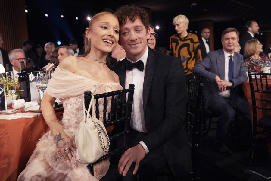 Ariana Grande: Ποιος είναι ο σύντροφός της, Ethan Slater;