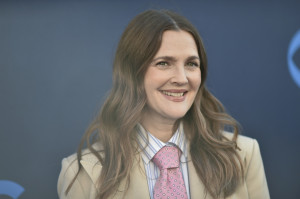 Χωρίς μακιγιάζ ή φίλτρα στο Instagram, η Drew Barrymore (για άλλη μια φορά) υπερασπίζεται το δικαίωμά της να γερνά φυσικά