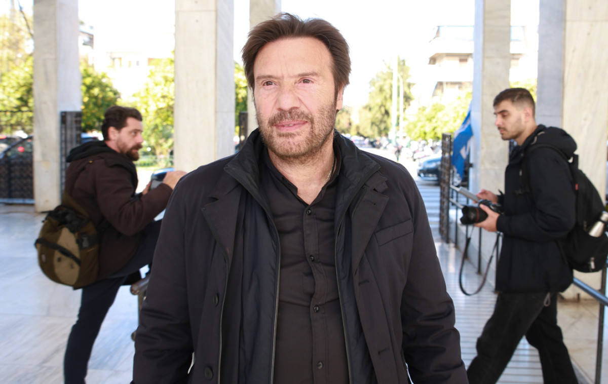 Στράτος Τζώρτζογλου: Το παιδικό τραύμα που κουβαλά από τη μέρα που η μητέρα του ήπιε ένα ποτήρι χλωρίνη