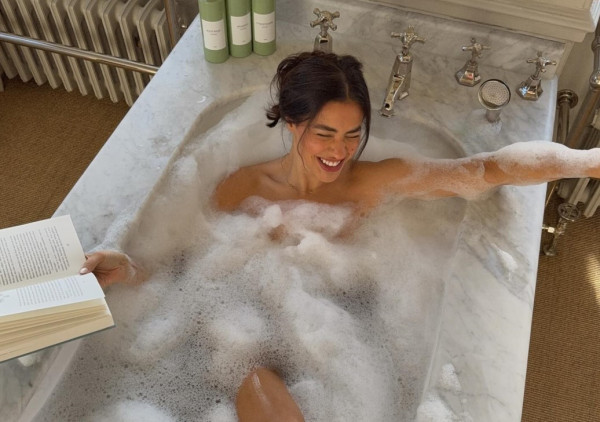 Πώς να δημιουργήσεις ένα DIY milk bath για ήρεμη και ενυδατωμένη επιδερμίδα