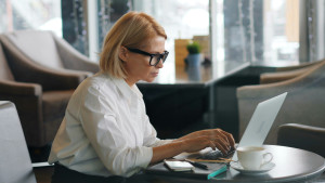 Το "Coffee Shop Effect": Να γιατί νιώθετε πιο παραγωγικοί στα καφέ παρά στο σπίτι, σύμφωνα με ειδικούς