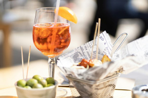 Aperitivo: Τι είναι και γιατί έχει γίνει καθημερινή συνήθεια