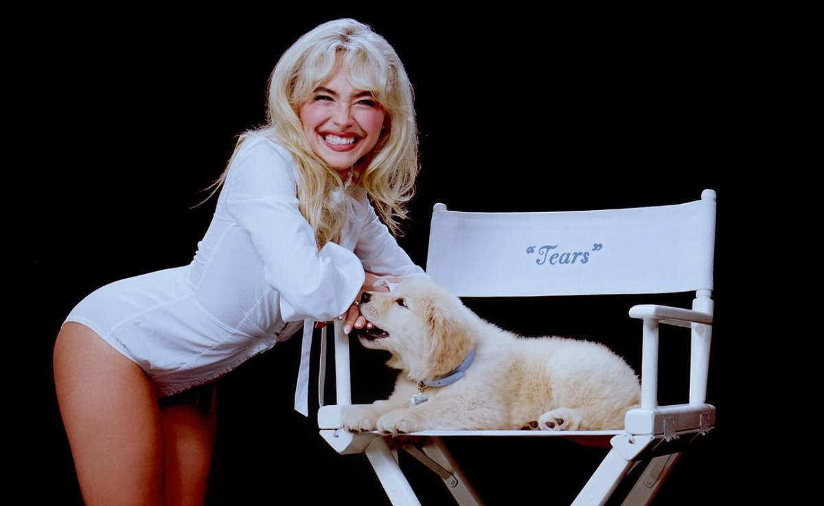Η Sabrina Carpenter δεν σταματά (και δεν σκοπεύει να σταματήσει) να αφήνει τα παντελόνια εκτός… για τα visuals του Man’s Best Friend