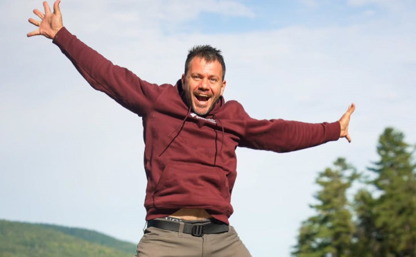 Ευτύχης Μπλέτσας: Πήγε στο λούνα παρκ και έγινε ξανά viral με την τούμπα που έφαγε σε παιχνίδι