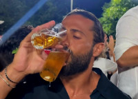 Κωνσταντίνος Βασάλος: Δυο δυο τα ποτήρια της μπύρας σε πανηγύρι στην Κρήτη (να δούμε πώς θα γυρίσεις)