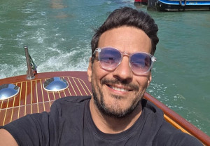 Κώστας Τσουρός: Όταν οι άλλοι πάνε για μπάνιο και συναντούν ψάρια εκείνος δείτε τι βρήκε στην παραλία!