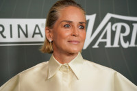 Sleek bob and silver roots: Στα 67 της, η Sharon Stone μαγνητίζει τα βλέμματα στο Λος Άντζελες
