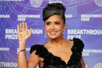 Salma Hayek, μια τρυφερή γιαγιά: Το συγκινητικό βίντεο για να μας γνωρίσει τον εγγονό της
