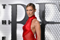 Αυτό το χτένισμα της Bella Hadid είναι ιδανικό για να συνδυαστεί με ένα κόκκινο φόρεμα