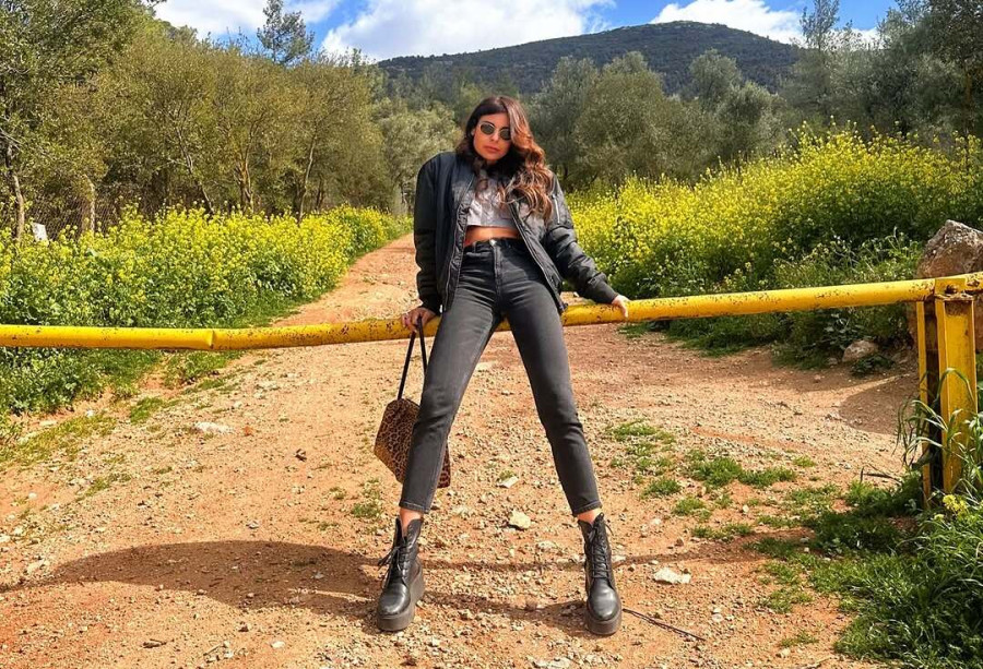 Ποιο φθινόπωρο; Η Ειρήνη Κολιδά απλώνει μπουγάδα φορώντας εσώρουχα και γαλότσες, στο απόλυτο country aesthetic σκηνικό