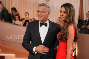 George και Amal Clooney: Στην Galleria στο Μιλάνο τους έβαλαν να κάνουν το τελετουργικό του ταύρου