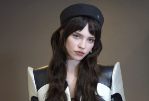 Το νέο καρέ της Sophie Thatcher είναι το απόλυτο cool girl haircut για το φθινόπωρο