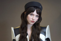 Το νέο καρέ της Sophie Thatcher είναι το απόλυτο cool girl haircut για το φθινόπωρο