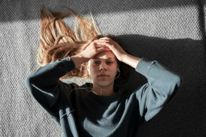 Συναισθηματική εξάντληση: Σημάδια και τρόποι να ξαναβρείς την ενέργειά σου
