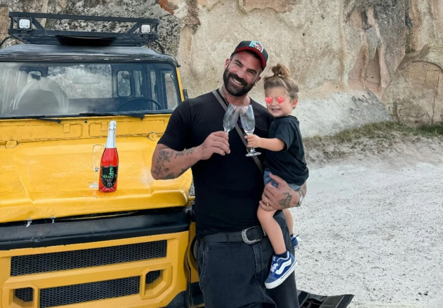 Δημήτρης Αλεξάνδρου: Matchy matchy φιγουρίνια με τον Πάρη για να πάνε σε γάμο και καμαρώνει το «κουκλάκι» του