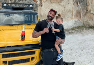 Δημήτρης Αλεξάνδρου: Matchy matchy φιγουρίνια με τον Πάρη για να πάνε σε γάμο και καμαρώνει το «κουκλάκι» του